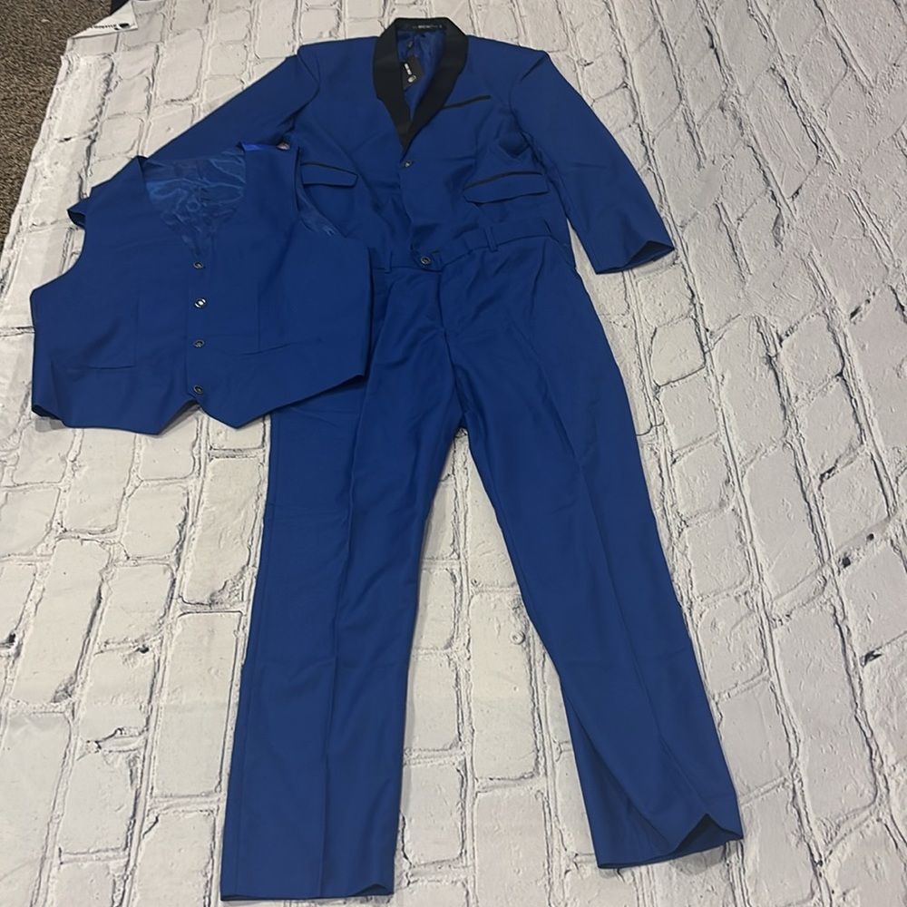 Mage Male 3 Piece Mens Suit , Size XL.